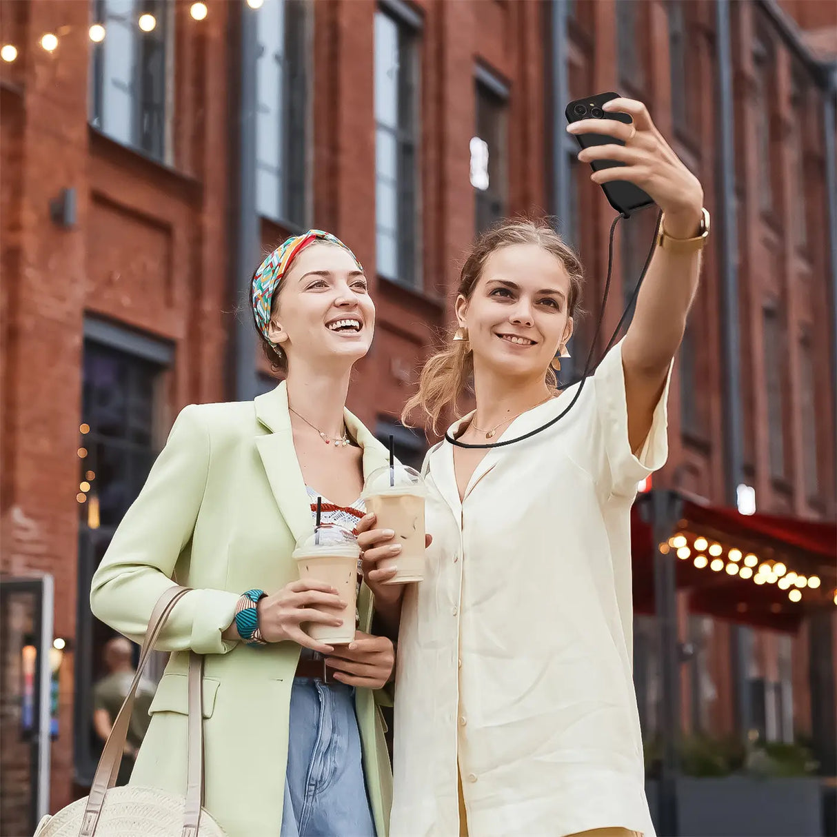 iPhone 17 Handyhülle mit Umhängeband und stoßdämpfender Konstruktion