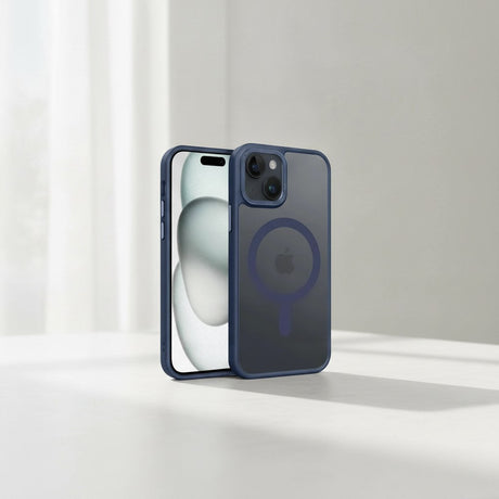 iPhone 15 mit MagSafe Hülle Matt Transparent in Blau auf hellem Schreibtisch