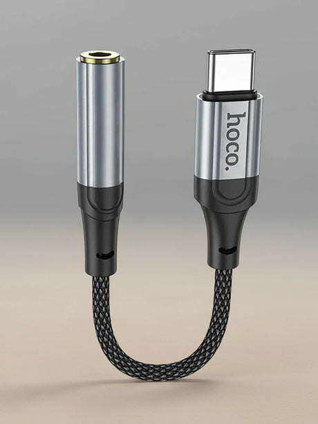 USB-C Adapter auf warmgrauem Hintergrund — Adapter und Hubs Kategorie bei CoolGadget
