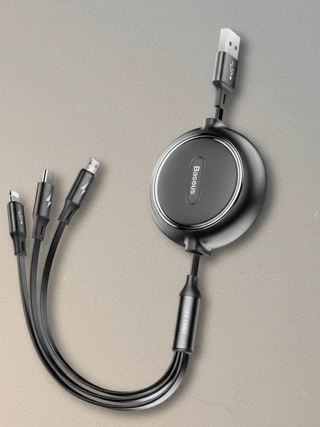 USB Ladekabel 3in1 auf warmgrauer Oberfläche — Ladekabel Kategorie bei CoolGadget