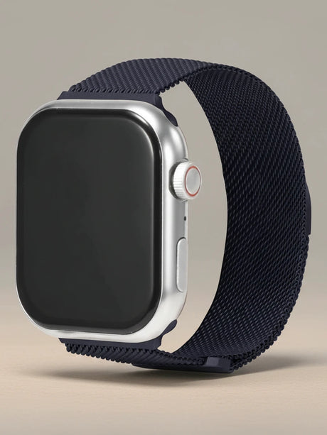 Milanese Edelstahl Armband für Apple Watch auf warmgrauer Oberfläche — Smartwatch Armband bei CoolGadget