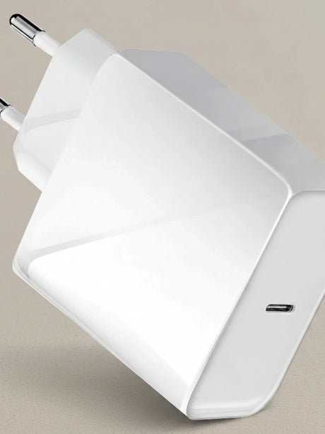 USB-C Netzteil Ladegerät auf warmgrauer Oberfläche — Netzteile Kategorie bei CoolGadget