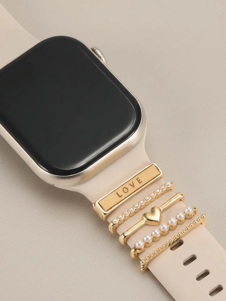 Smartwatch Armbandschmuck Charms und Deko-Ringe auf warmgrauem Hintergrund — Smartwatch Zubehör bei CoolGadget