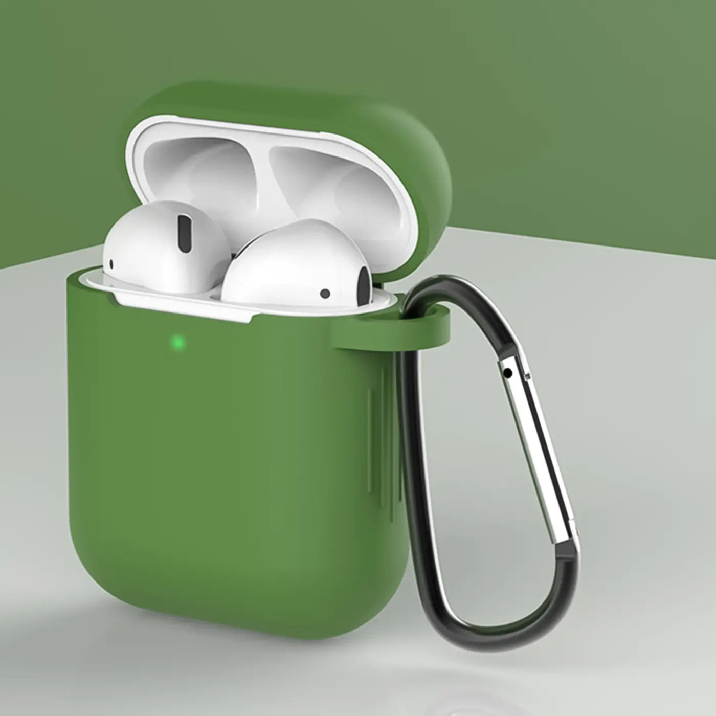 Grüne Silikonhülle für AirPods 1/2 mit offenem Deckel, darin weiße AirPods, und schwarzem Karabinerhaken.