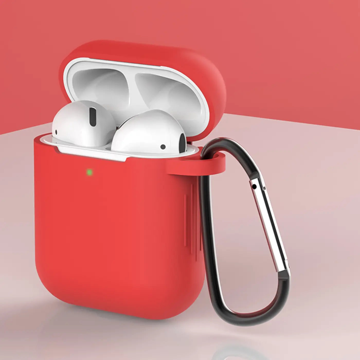 Rote Silikonhülle für AirPods 1/2 mit offenem Deckel, darin weiße AirPods. Seitlich ein schwarzer Karabiner.