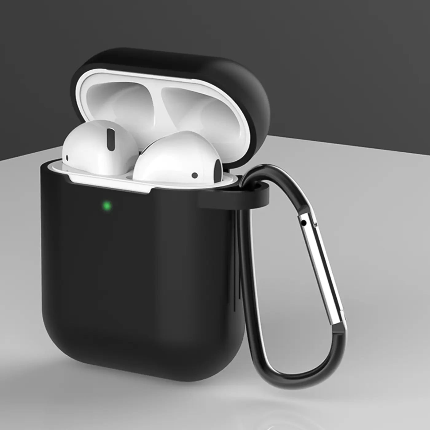 Schwarze Silikonhülle für AirPods 1/2, offen, mit zwei weißen AirPods und grünem Ladelicht. Rechts ein schwarzer Karabiner.