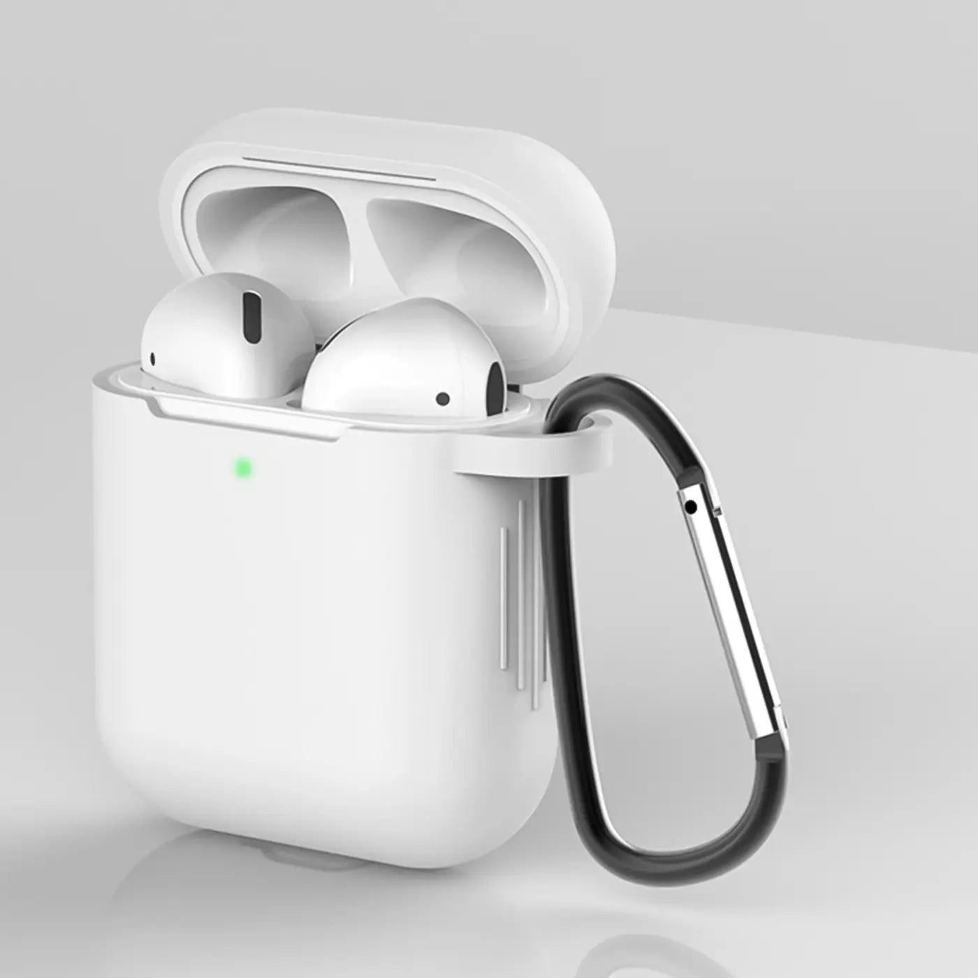 Weiße Silikonhülle für AirPods 1/2 mit offenem Deckel, darin zwei AirPods, grünes LED, schwarzer Karabiner.