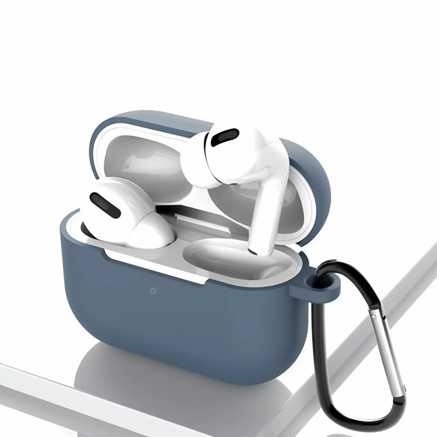 Blaue Silikonhülle für AirPods Pro 1 mit offenem Deckel, darin weiße AirPods, schwarzer Karabiner rechts.