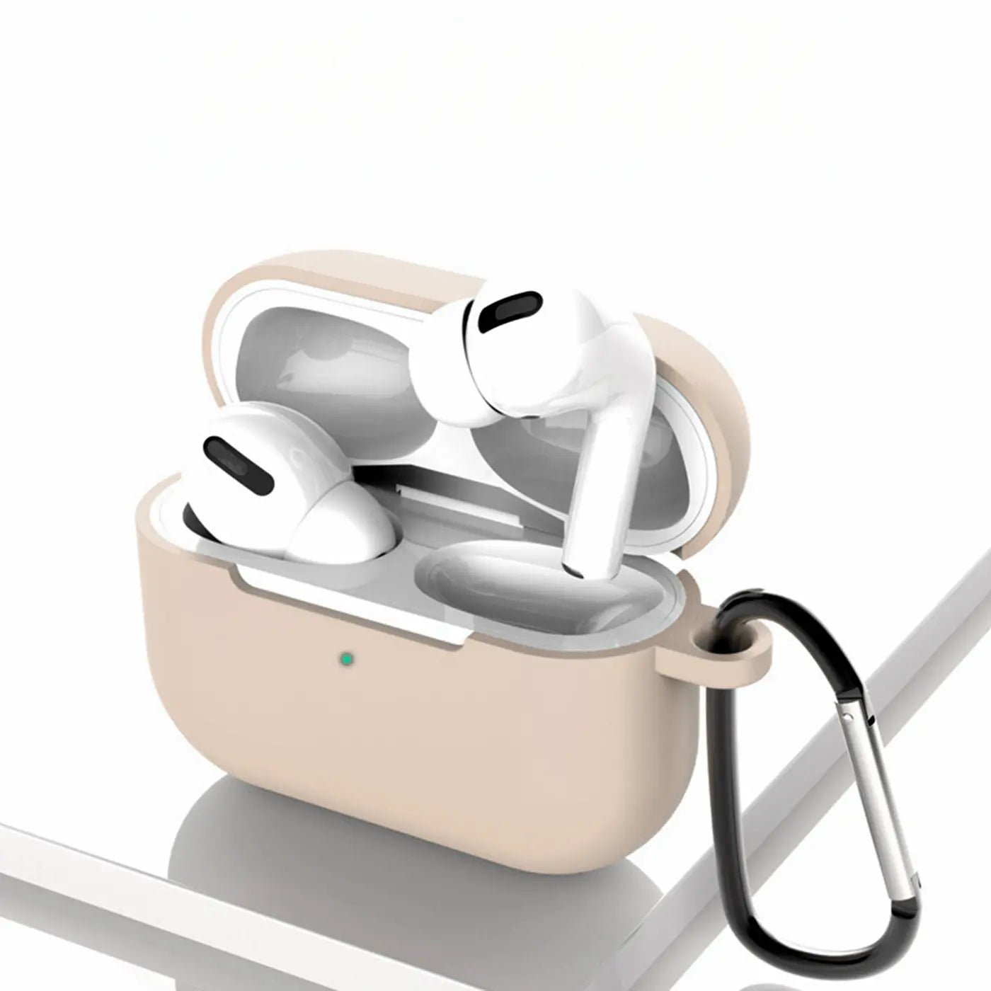 Beige Silikonhülle für AirPods Pro 1, offen mit weißen Kopfhörern und schwarzem Karabiner, leicht schräg von oben.