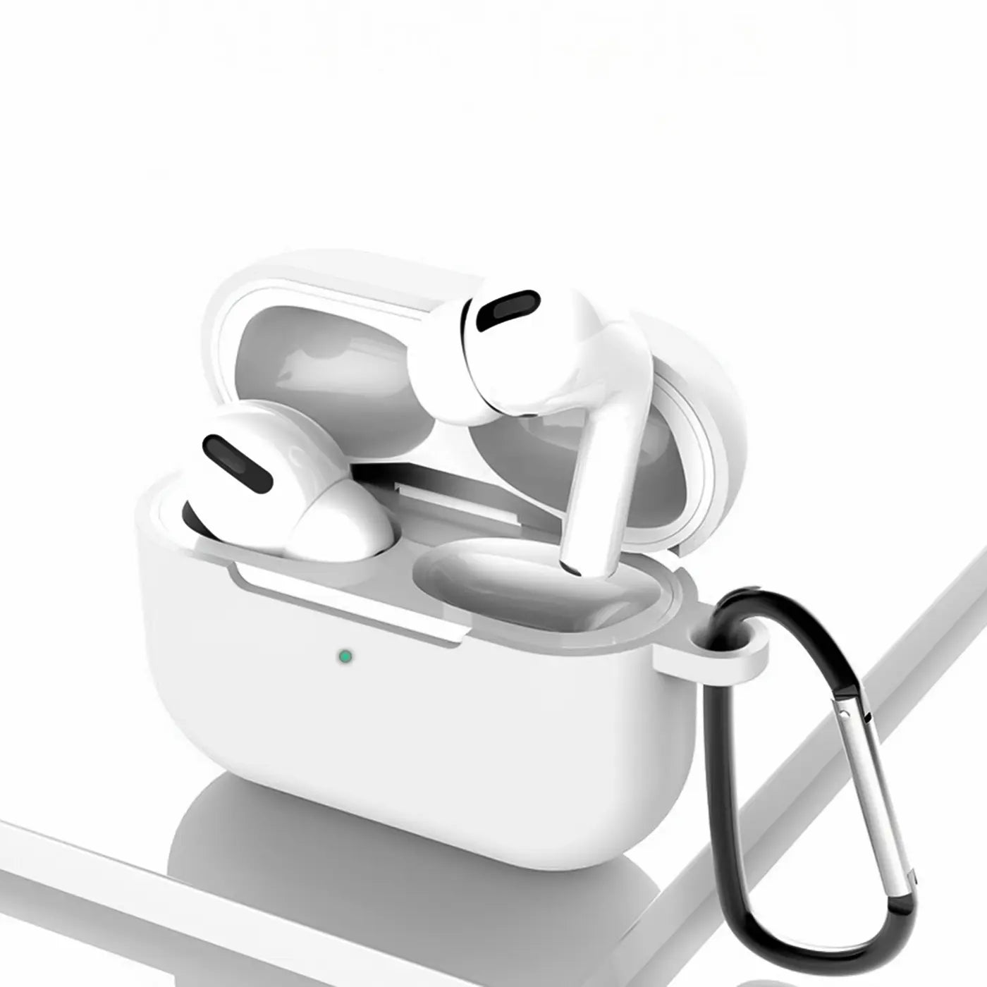 Weiße Silikonhülle für AirPods Pro 1, offen mit eingesetzten AirPods. Schwarzer Karabiner an der Seite. Schräge Ansicht.