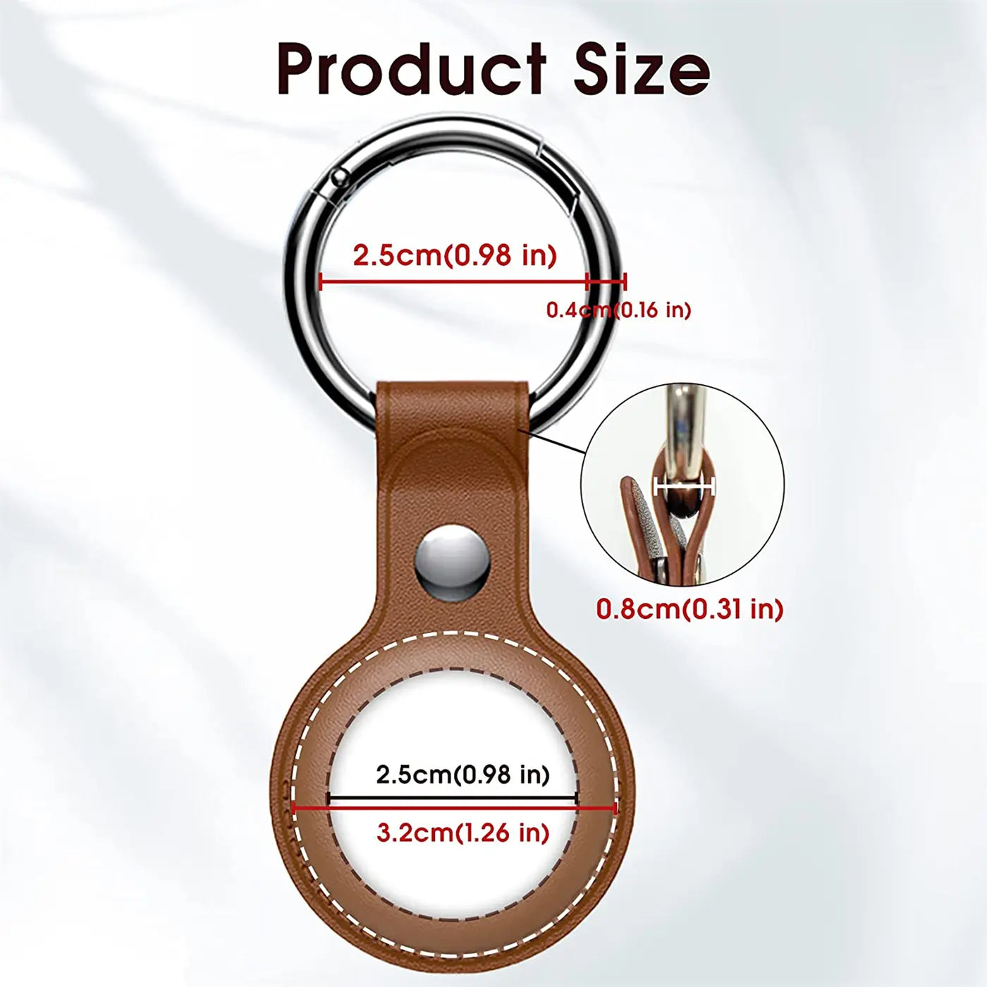 Braune Kunstleder AirTag Hülle mit silbernem Karabiner, Maße der Hülle und des Karabiners sind eingezeichnet.