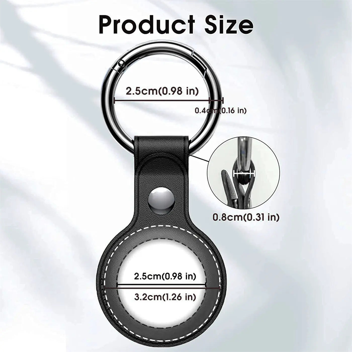 Schwarze Kunstleder AirTag-Hülle mit Karabiner, von vorne, Maße des Produkts sind angegeben.