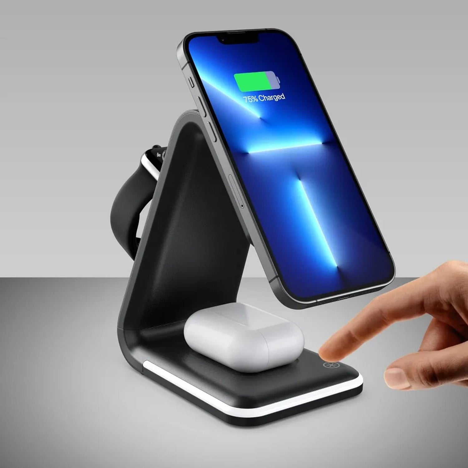 Schwarze Ladestation aus Kunststoff mit iPhone, Apple Watch und AirPods Pro.