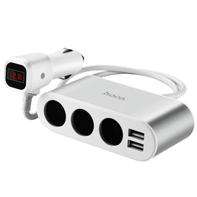 Hoco Mehrfachstecker-Autoladeadapter mit drei Zigarettenanzünder-Steckplätzen, zwei USB-Anschlüssen und LED-Display zur Spannungsanzeige.