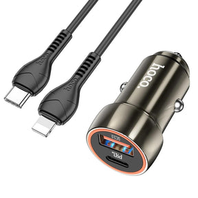 Hoco Autoladeadapter, schwarz, mit USB-A QC 3.0 und USB-C PD 20W Anschlüssen, robustem Metallgehäuse, blauer LED-Anzeige und USB-C-auf-Lightning-Kabel.