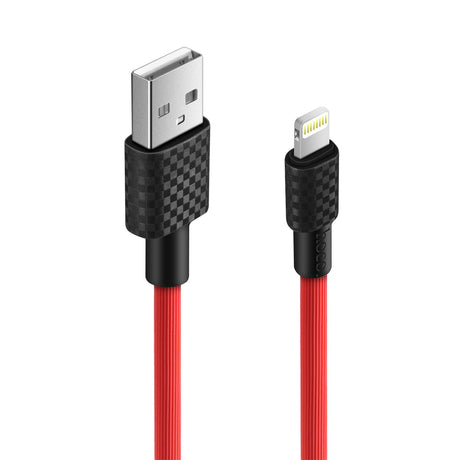 Rotes USB-Ladekabel mit schwarzer Karbonmuster-Ummantelung, Vorderansicht, mit Lightning-Stecker.