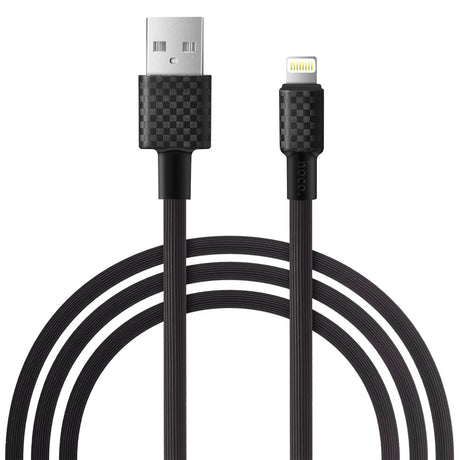 Schwarzes USB-Ladekabel mit Lightning-Stecker, PVC-Ummantelung, von vorne, mit Carbonmuster.