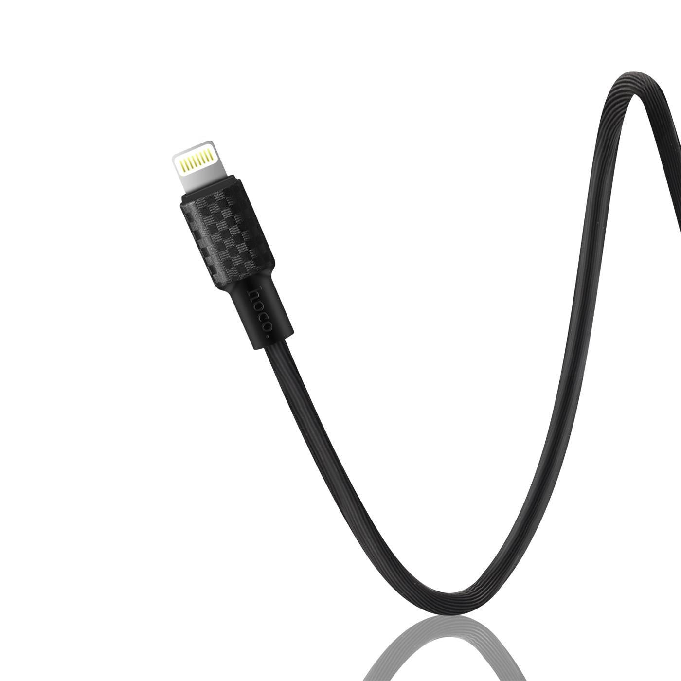 Schwarzes Lightning-Kabel mit PVC-Ummantelung, Nahaufnahme, auf weißem Hintergrund