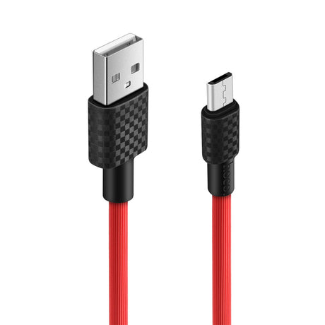 Rotes USB-A auf Micro-USB Kabel, PVC-Ummantelung, Nahaufnahme