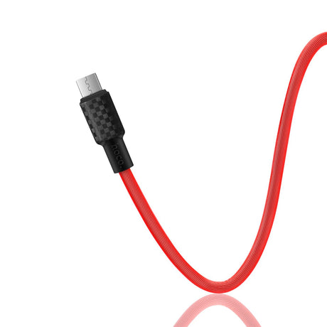 Rotes USB-Ladekabel mit schwarzem Stecker, Nahaufnahme, PVC-Ummantelung.