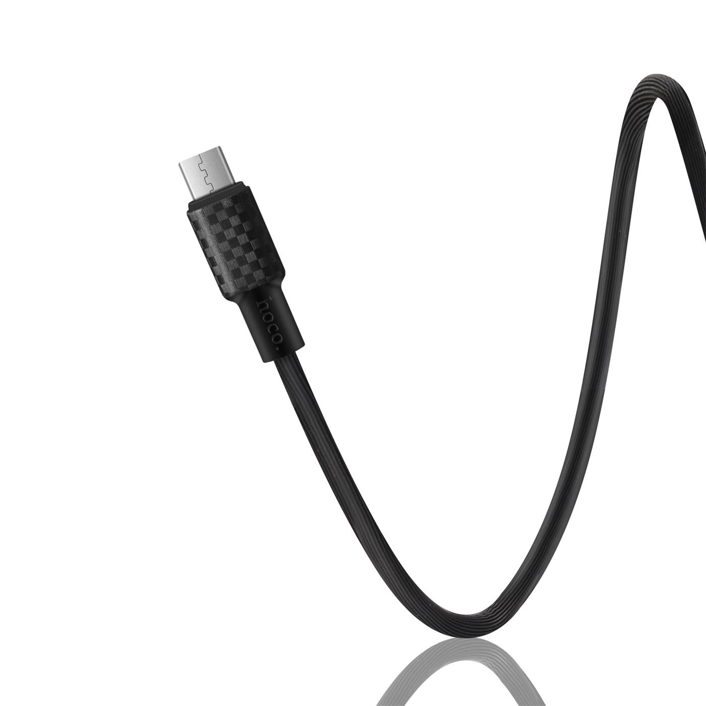 Schwarzes USB-Ladekabel mit Micro-USB-Anschluss, PVC-Ummantelung, Nahaufnahme