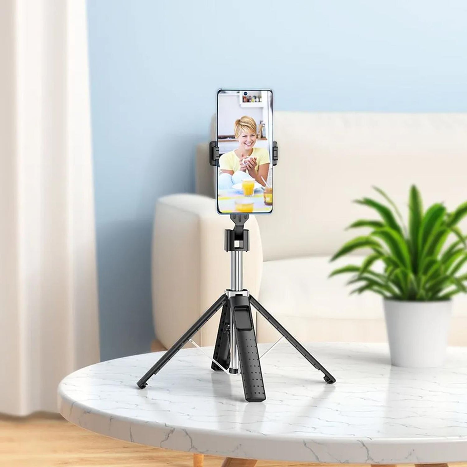 Schwarzer Hoco K18 Selfie-Stick aus Kunststoff/Metall als Stativ auf Marmortisch, mit Smartphone in Halterung.