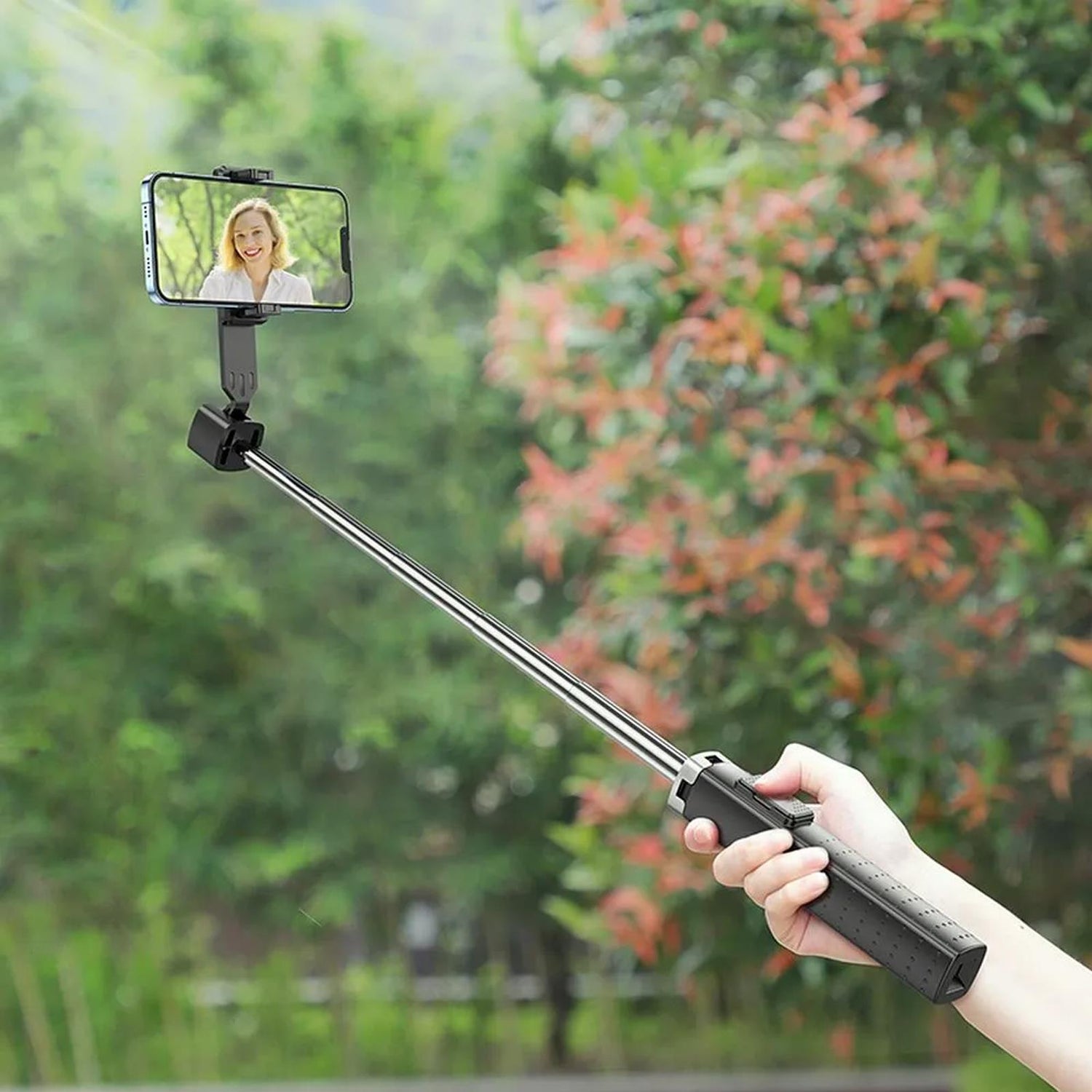 Schwarzer Hoco K18 Selfie-Stick aus Metall/Kunststoff, ausgezogen, mit Smartphone und Frau auf Display, von der Seite.