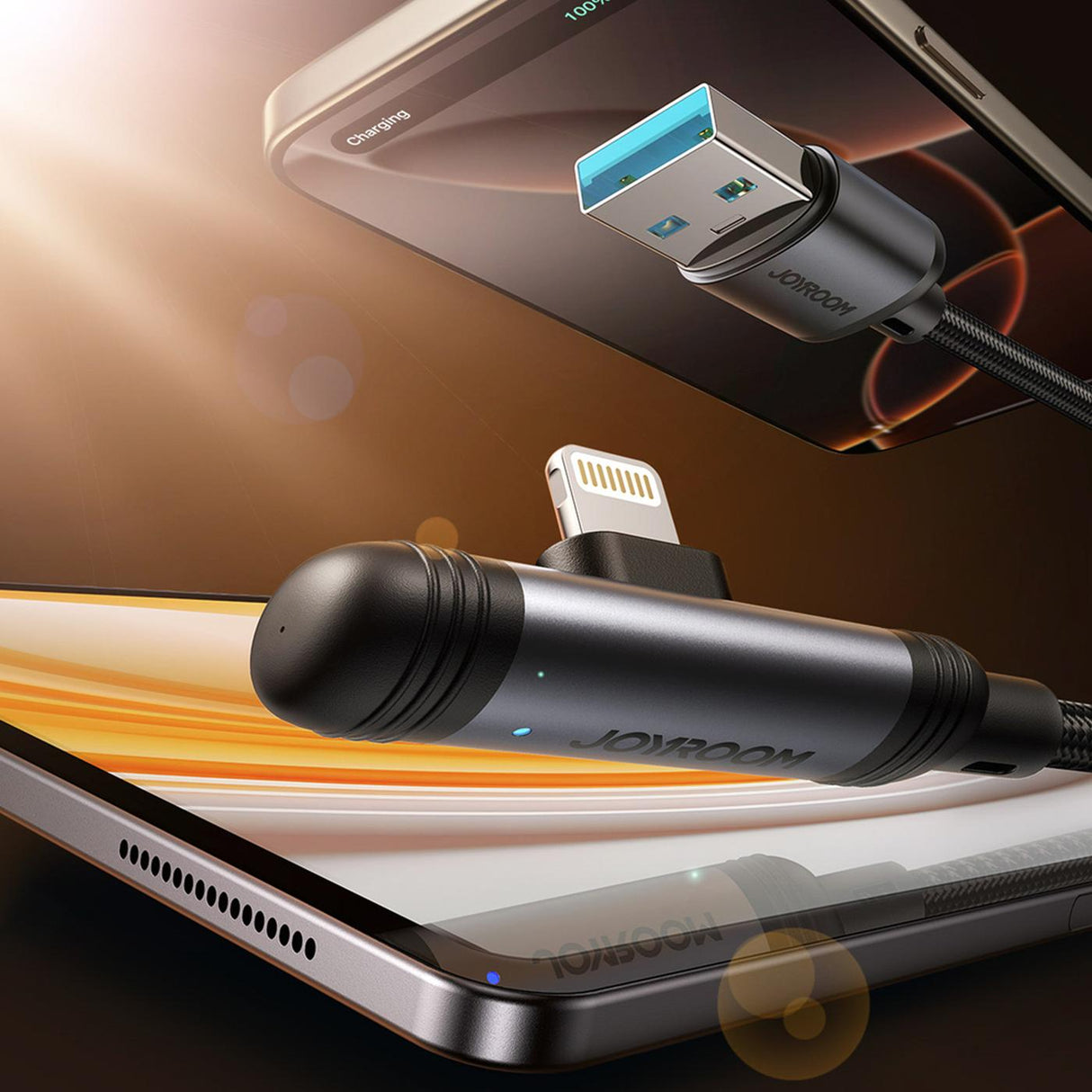 Graues Ladekabel mit USB-A und Lightning-Stecker, Nylon, Nahaufnahme, iPhone, Tablet