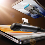 Graues USB-C-Kabel mit 90°-Winkel, Nylon, Nahaufnahme, zeigt Ladeanschluss an Smartphone/Tablet.