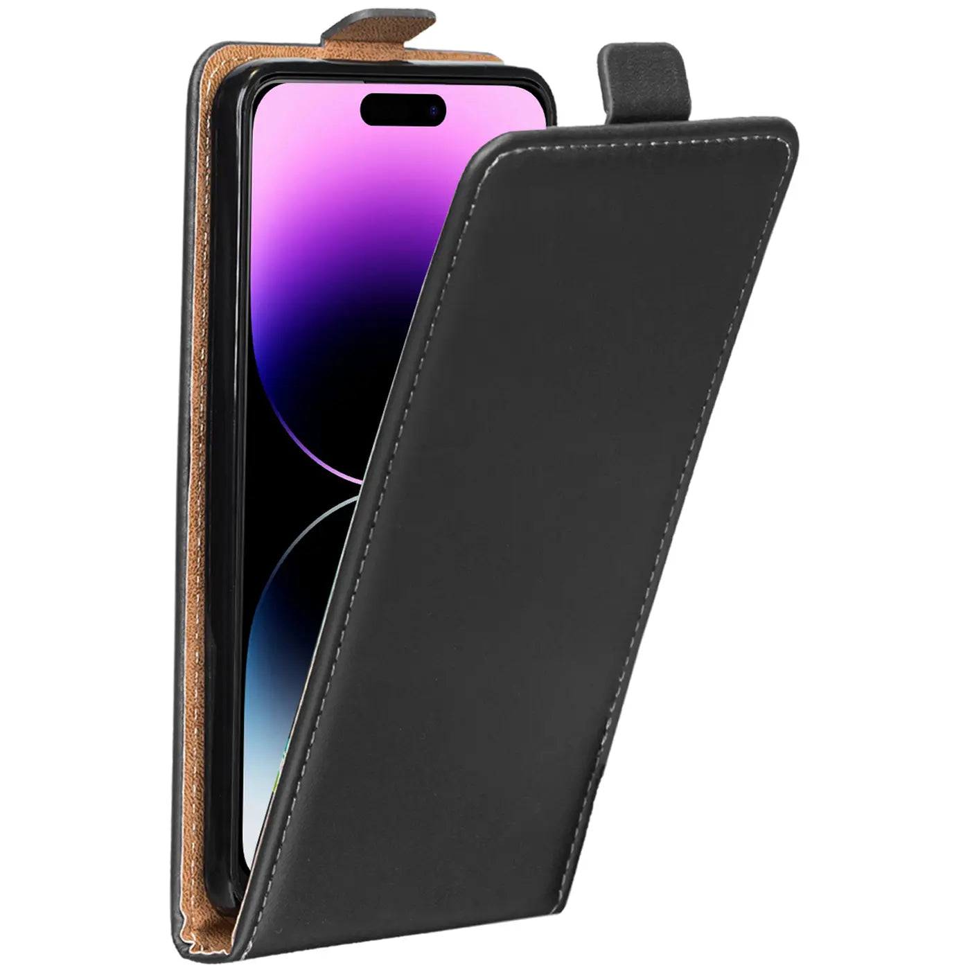 Schwarze Kunstleder-Flip-Hülle, schräg von vorne, mit eingelegtem iPhone 15 Plus.