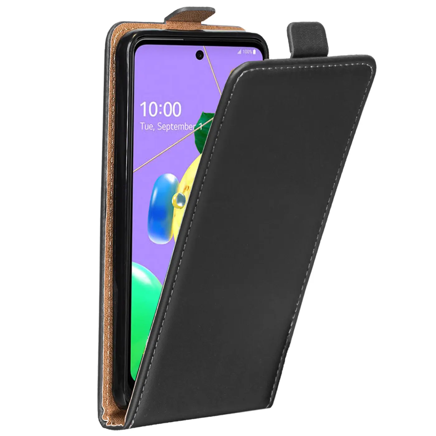 Schwarze Leder-Flip-Hülle mit Nähten, zeigt LG K62, von vorne schräg