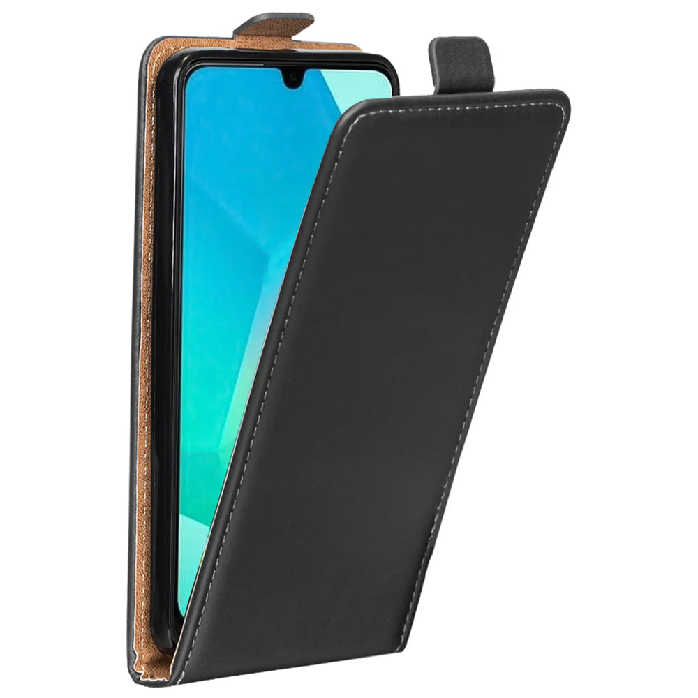 Schwarze Leder-Flip-Hülle mit offenem Samsung Galaxy A26 5G, Seitenansicht.