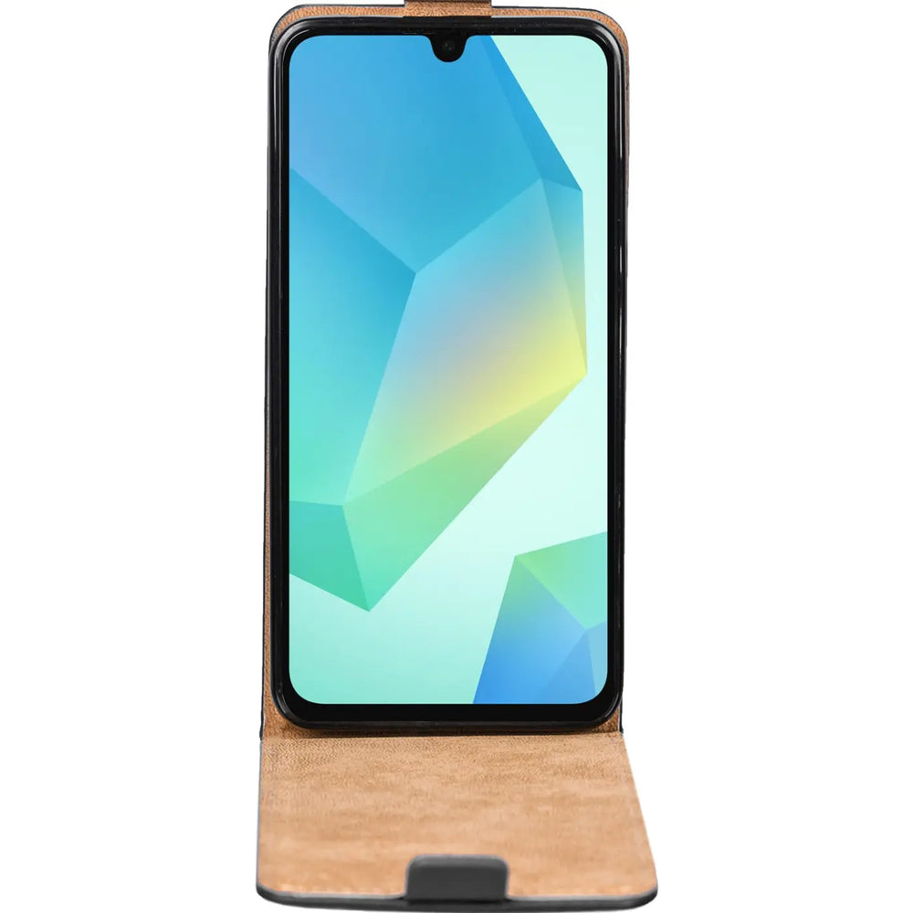 Braune Leder-Flip-Hülle mit schwarzem Rahmen, Vorderansicht, auf Samsung Galaxy A26 5G