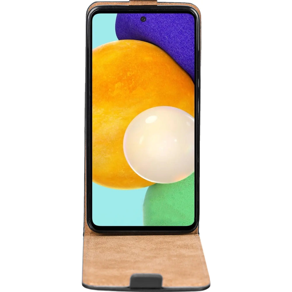 Braune Kunstleder-Flip-Hülle, von vorne, mit Samsung Galaxy A52.