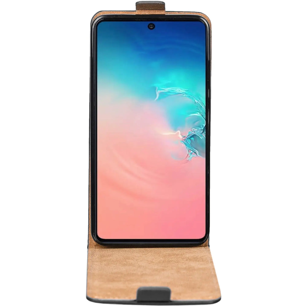 Samsung Galaxy S10 Lite in brauner Leder-Flip-Hülle, Frontansicht.