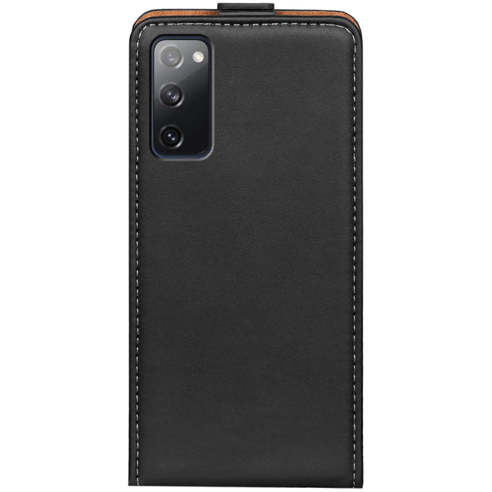Schwarze Leder-Flip-Hülle mit braunem Rand, Vorderansicht, zeigt Samsung Galaxy S20 FE Kamera