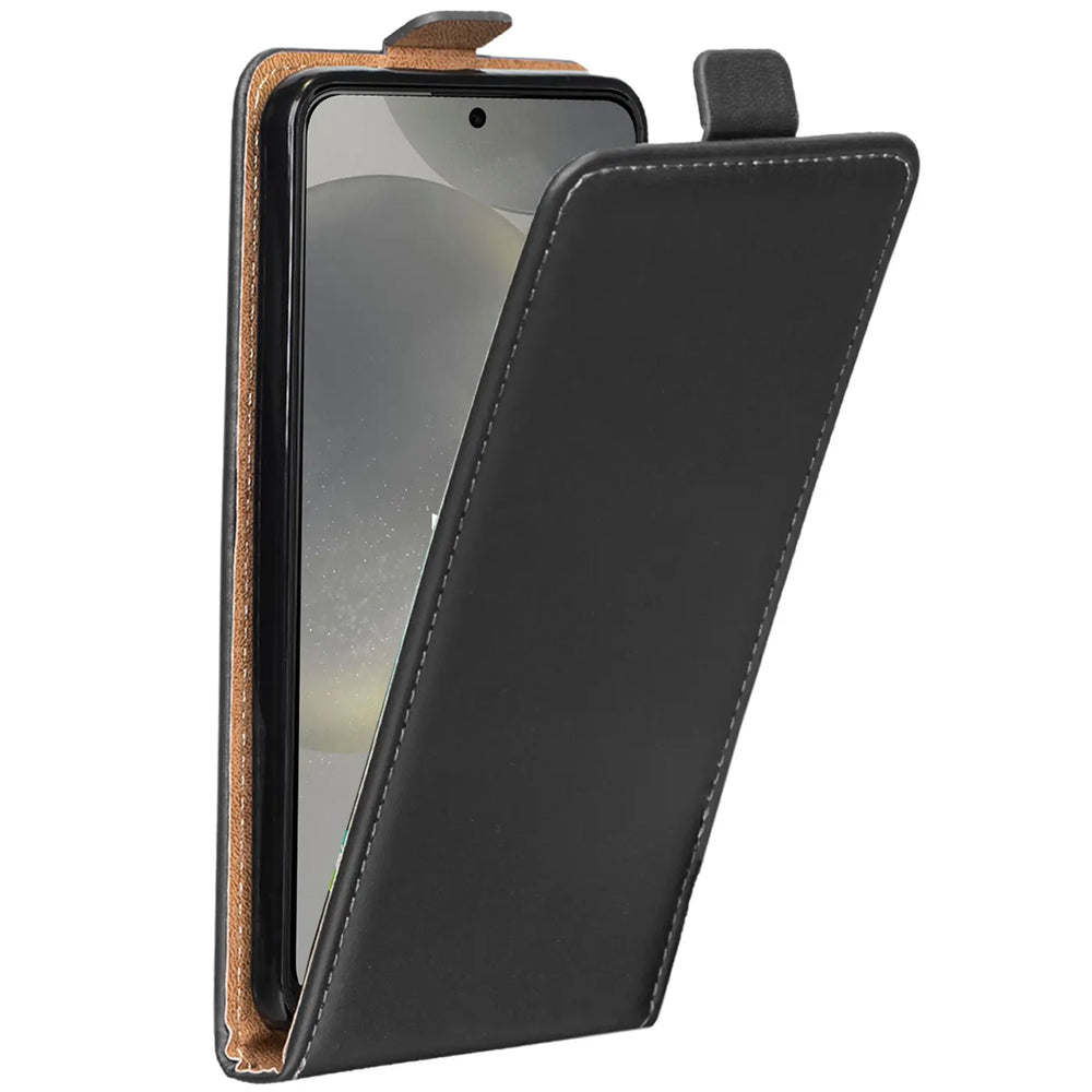 Schwarze Leder-Flip-Hülle mit braunem Innenfutter, seitliche Ansicht, zeigt Samsung S24 FE.