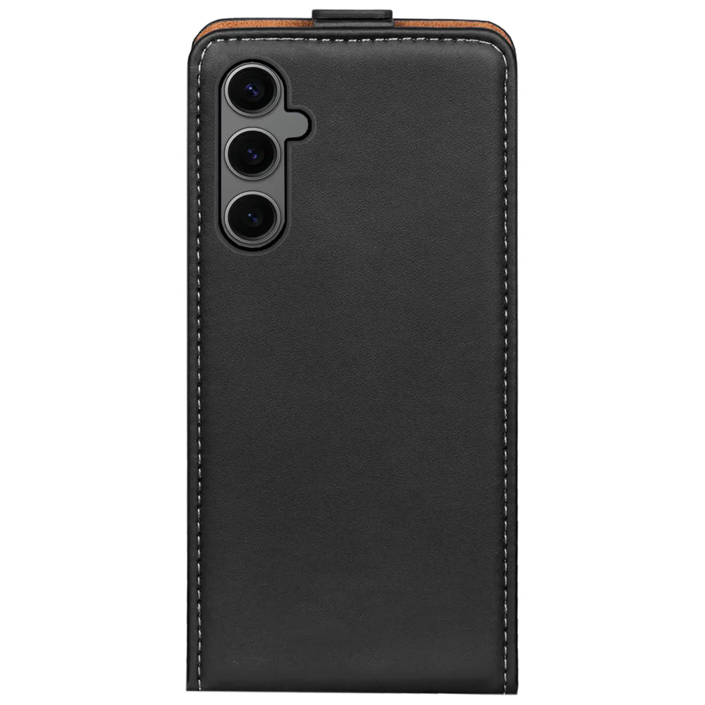 Schwarze Leder-Flip-Hülle mit Nähten, Rückansicht, für Samsung Galaxy S24 FE.