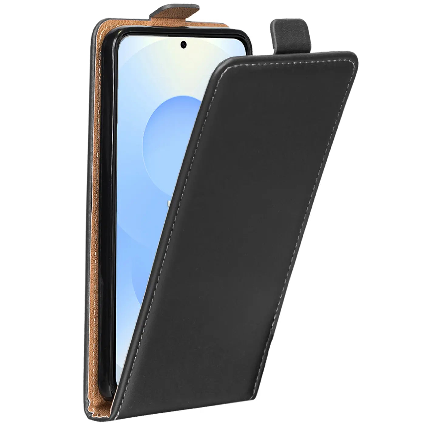 Schwarze Leder-Flip-Hülle mit braunem Innenfutter, schräg von vorne, zeigt ein Smartphone.