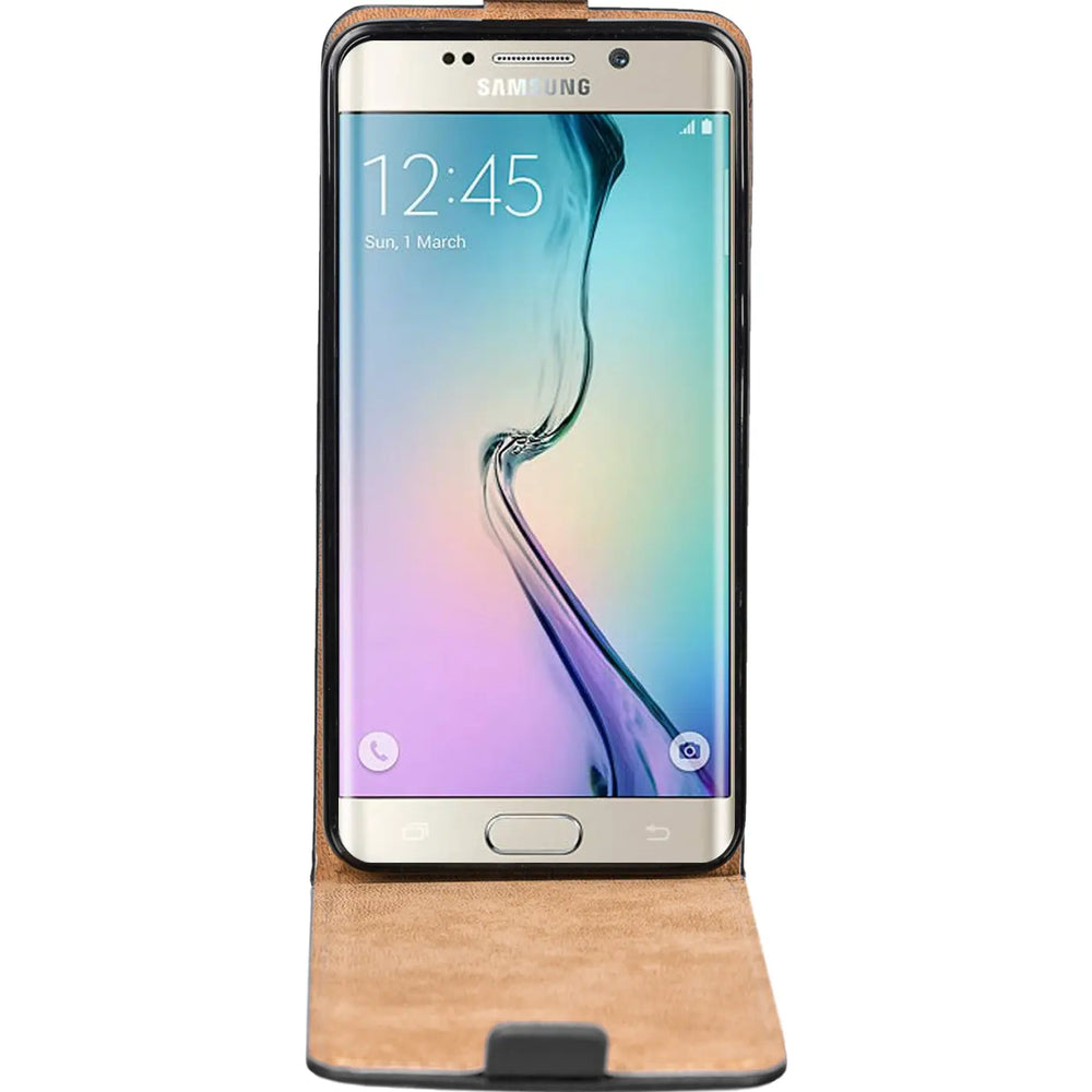 Samsung Galaxy S6 Edge in brauner Leder-Flip-Hülle, von vorne