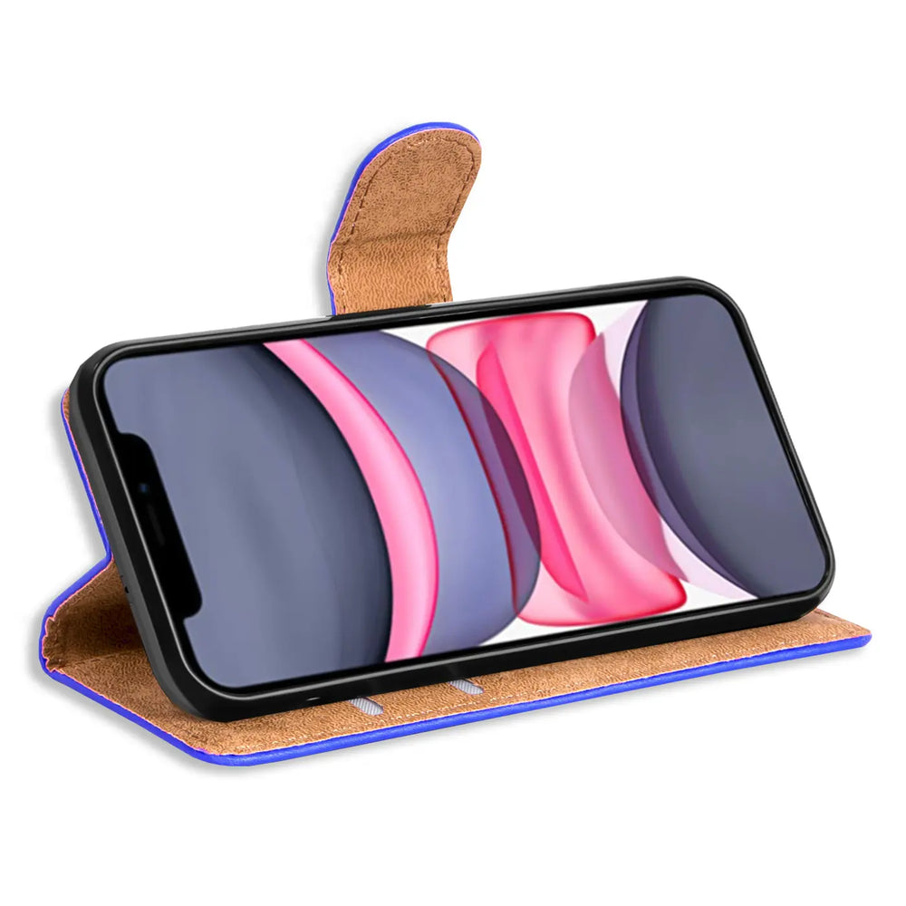 Blaue Kunstleder-Klapphülle mit braunem Innenfutter, iPhone 11 Pro Max, Seitenansicht.