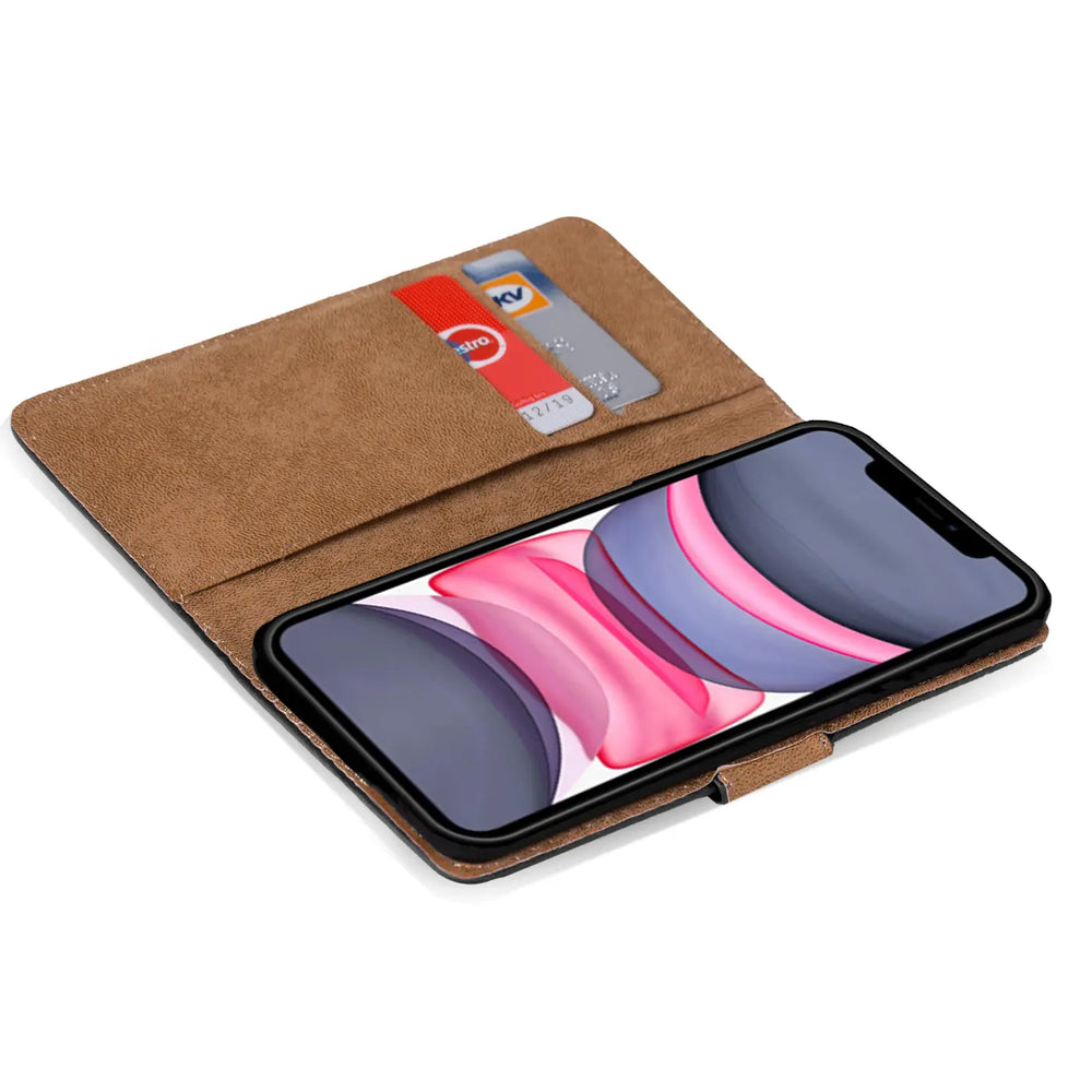 Braune Leder-Klapphülle mit Kartenfächern für iPhone 11 Pro Max, von schräg oben.