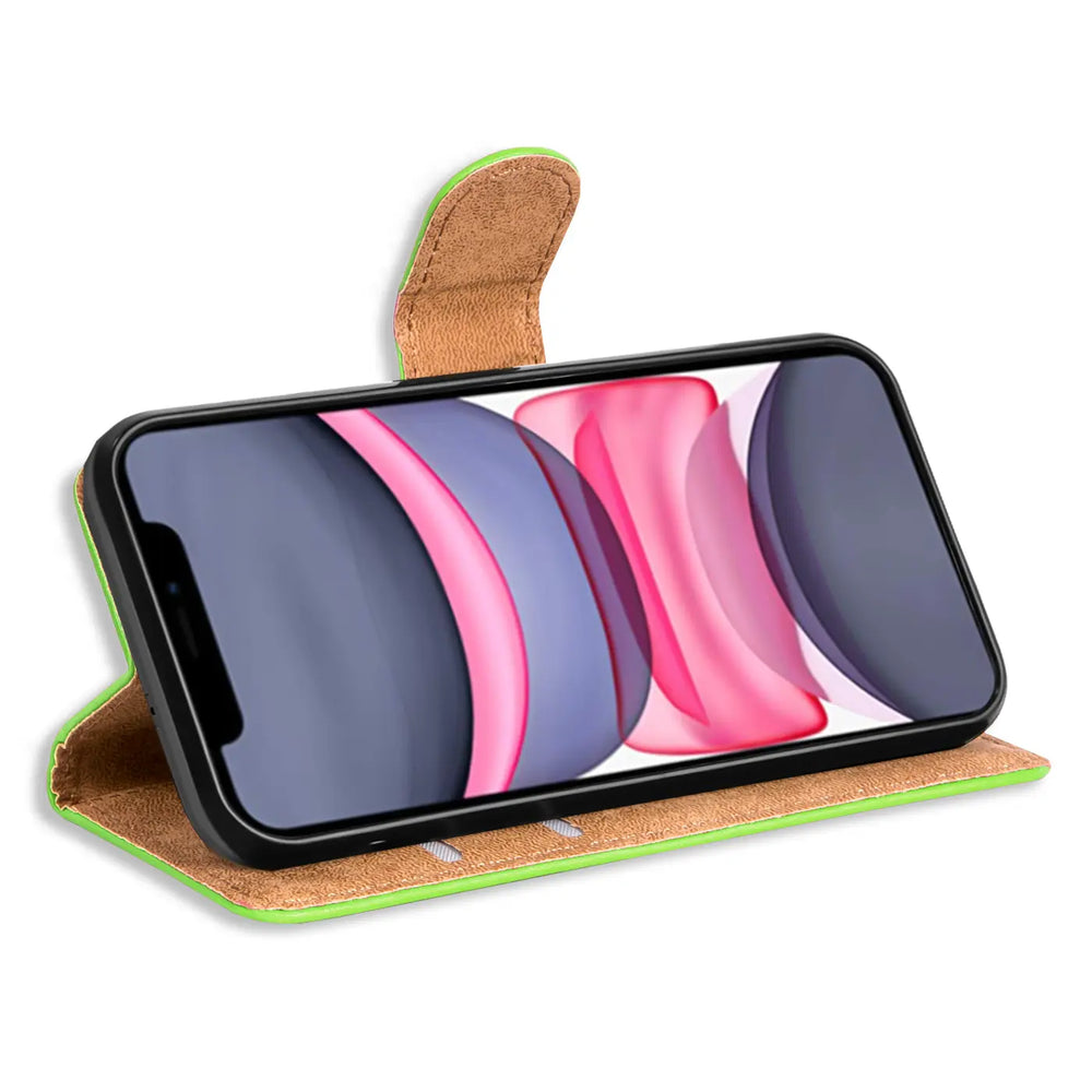 Grüne Kunstleder-Klapphülle mit braunem Wildlederfutter, iPhone 11 Pro Max, Seitenansicht.