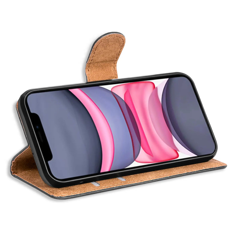 Braune Leder-Klapphülle mit iPhone 11 Pro Max, Seitenansicht.