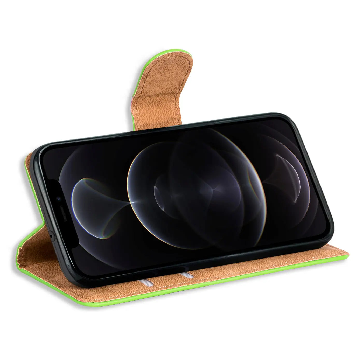 Grüne Klapphülle aus Kunstleder mit braunem Innenfutter, iPhone 12/12 Pro von vorne gezeigt.
