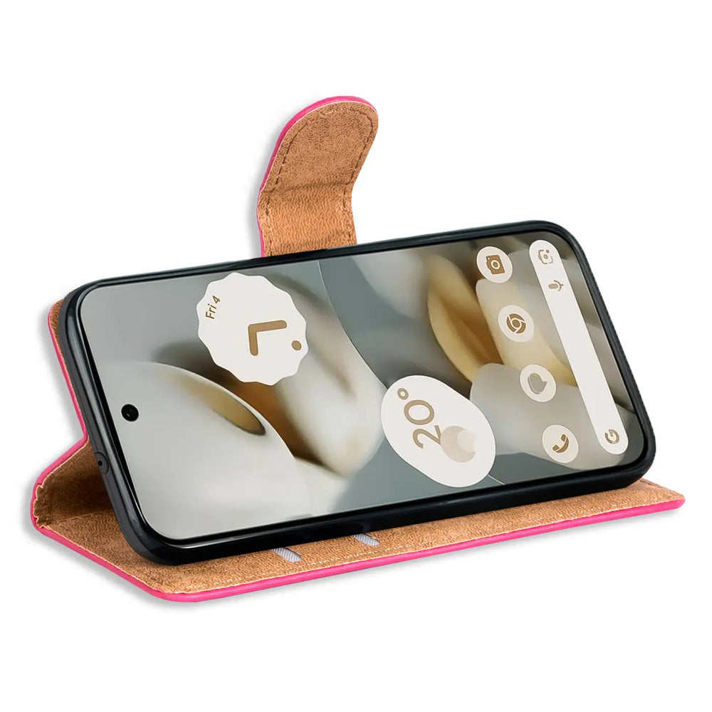 Pinke Kunstleder-Klapphülle mit Kartenfächern für Google Pixel 10 Pro XL, als Ständer genutzt, schräg von vorne.