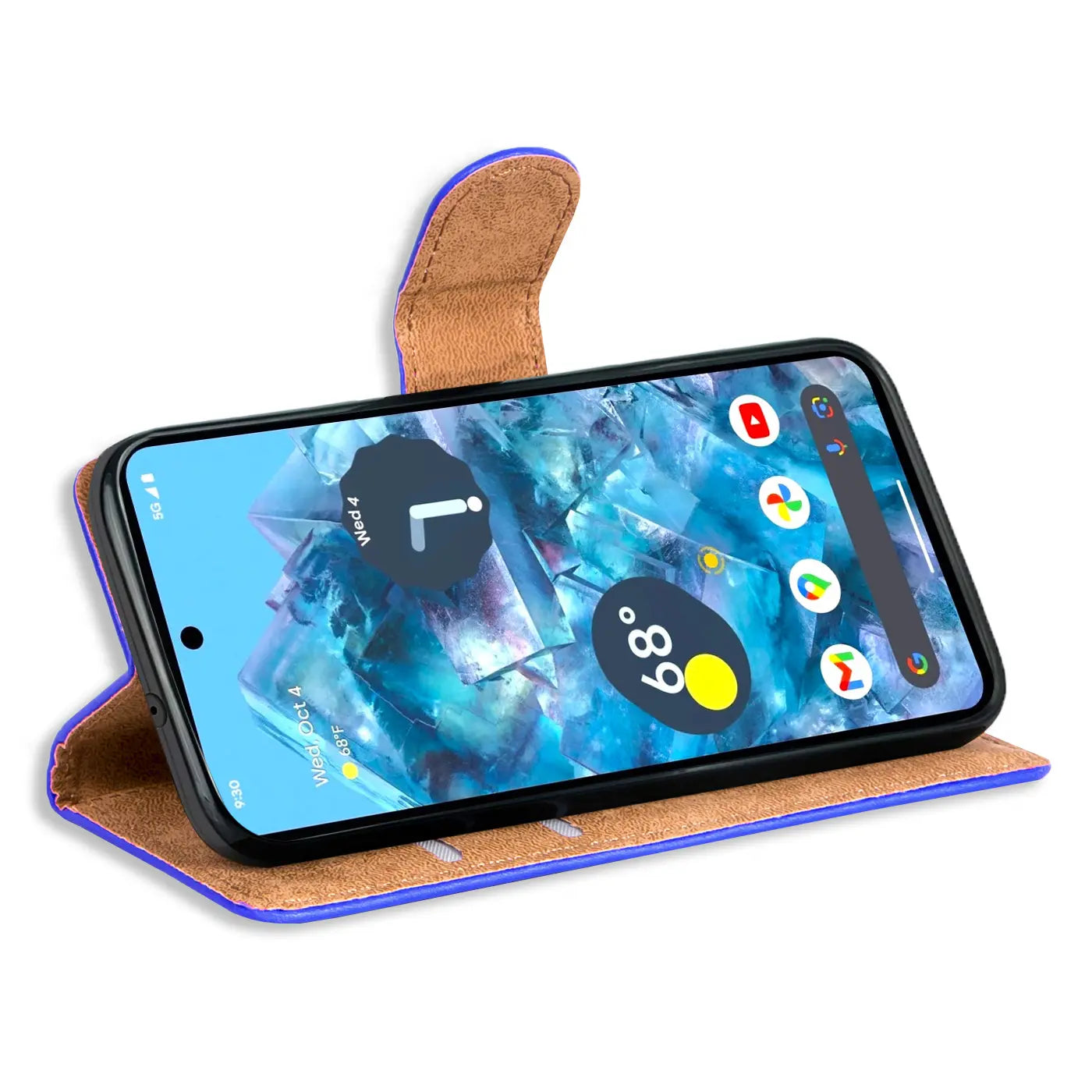 Google Pixel 8a in blauer Kunstleder-Klapphülle mit brauner Innenseite, aufgestellt im Querformat, schräg von oben.