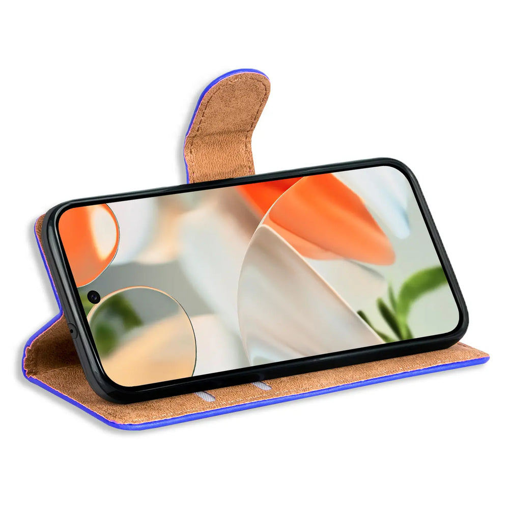 Blaues Kunstleder-Case für Google Pixel 9, als Ständer genutzt, mit brauner Innenseite und Kartenfächern. Schräge Ansicht.