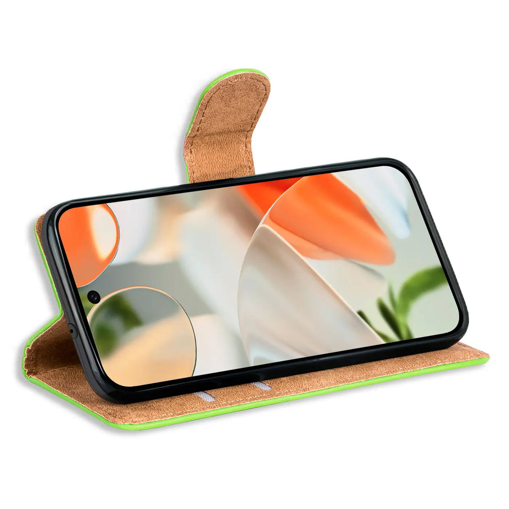 Grüne Kunstleder-Klapphülle mit Google Pixel 9 im Querformat, aufgestellt als Ständer, 3 Kartenfächer sichtbar.