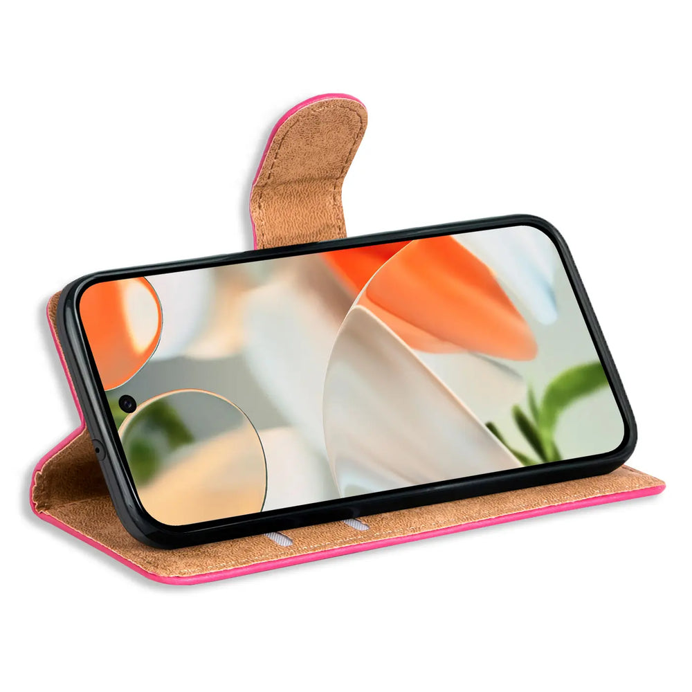 Pinke Kunstleder Klapphülle für Google Pixel 9, seitlich aufgestellt als Ständer, mit drei Kartenfächern innen.